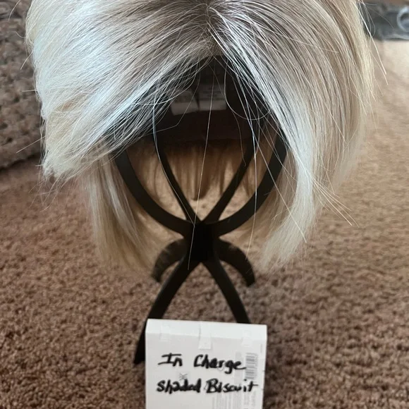 Elegant Raquel Welch lace front wig in Shaded biscuit ( Platinum blonde) - Picture 4 of 9